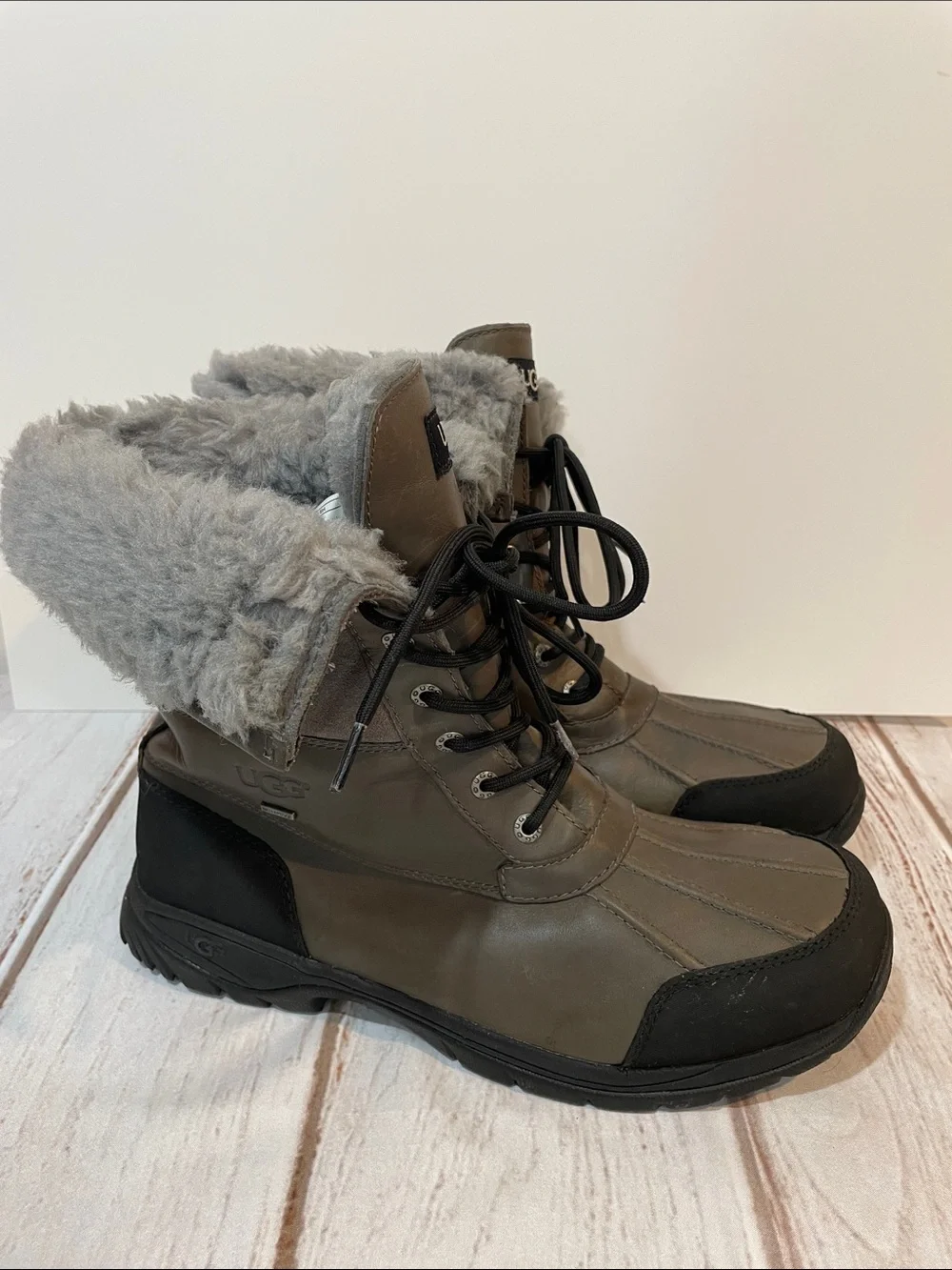 UGG Butte Boots Mens 11.5 Olive Gray Lace-Up Fold Over Shearling Vibram Sole